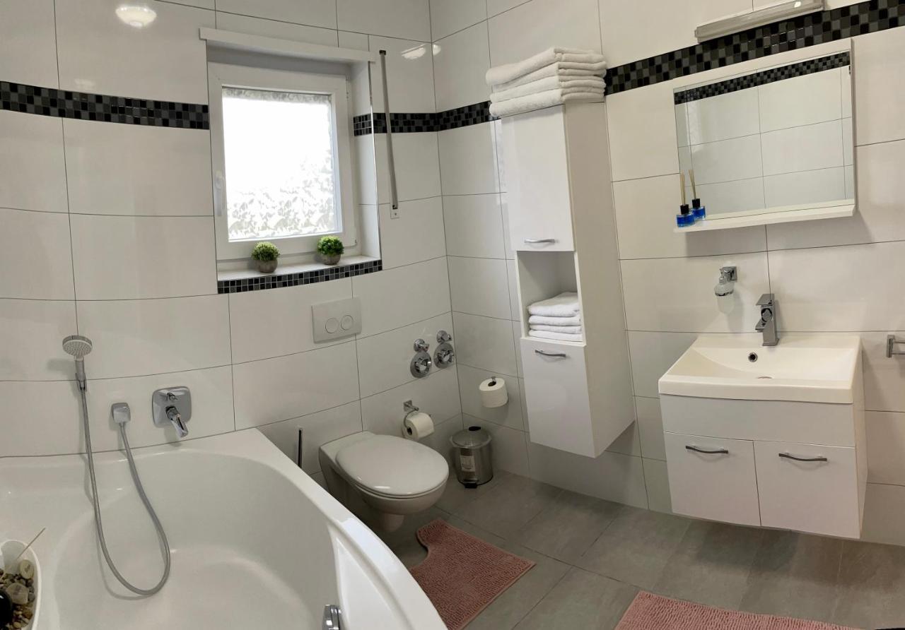 Prime Host Lovely Apartment Karlsruhe Esterno foto